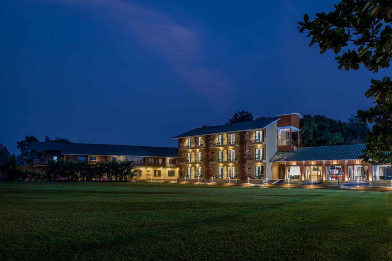 Paramount Riverfront Resort & Spa, Карджат Екстериор снимка