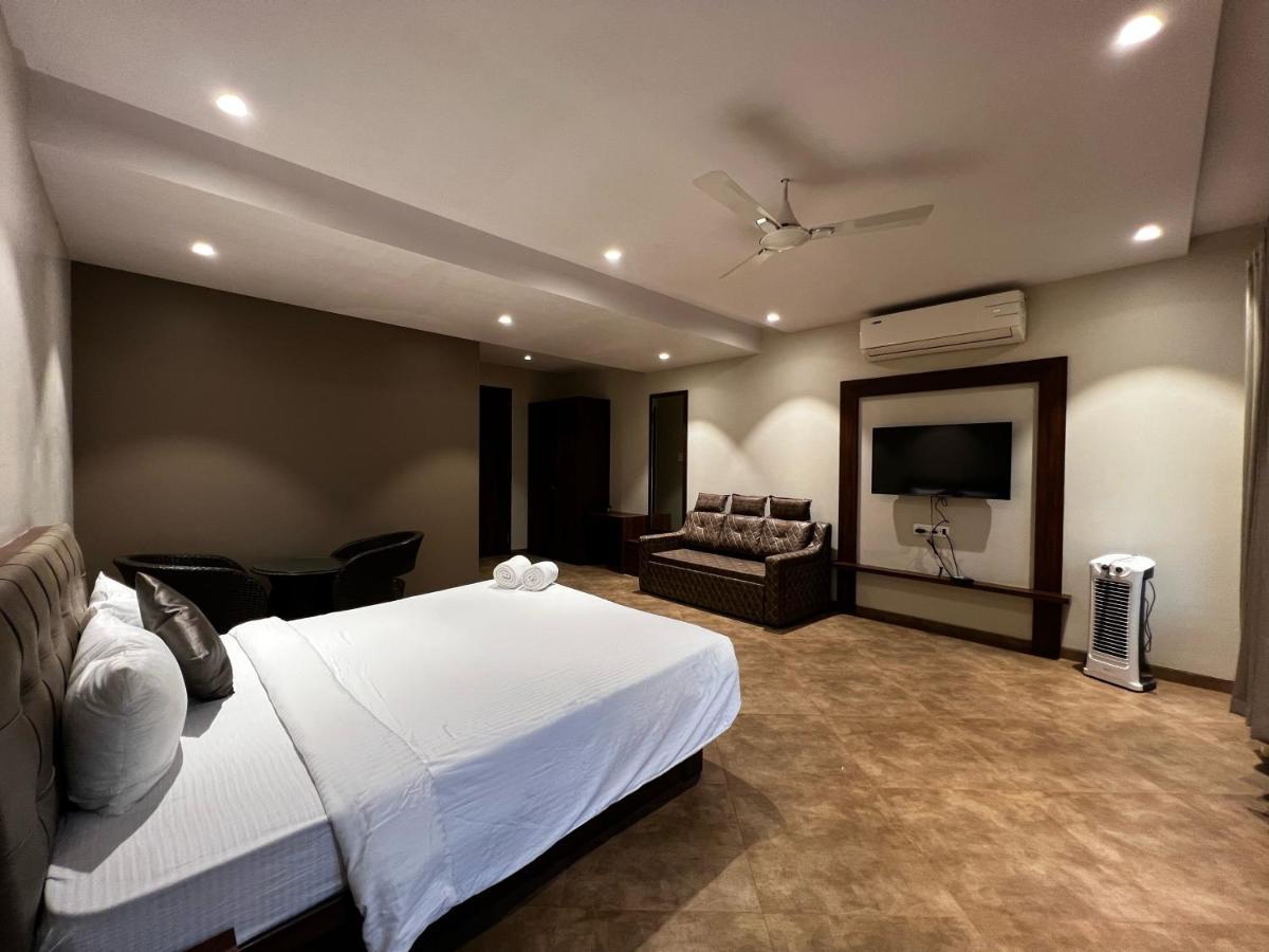 Paramount Riverfront Resort & Spa, Карджат Екстериор снимка