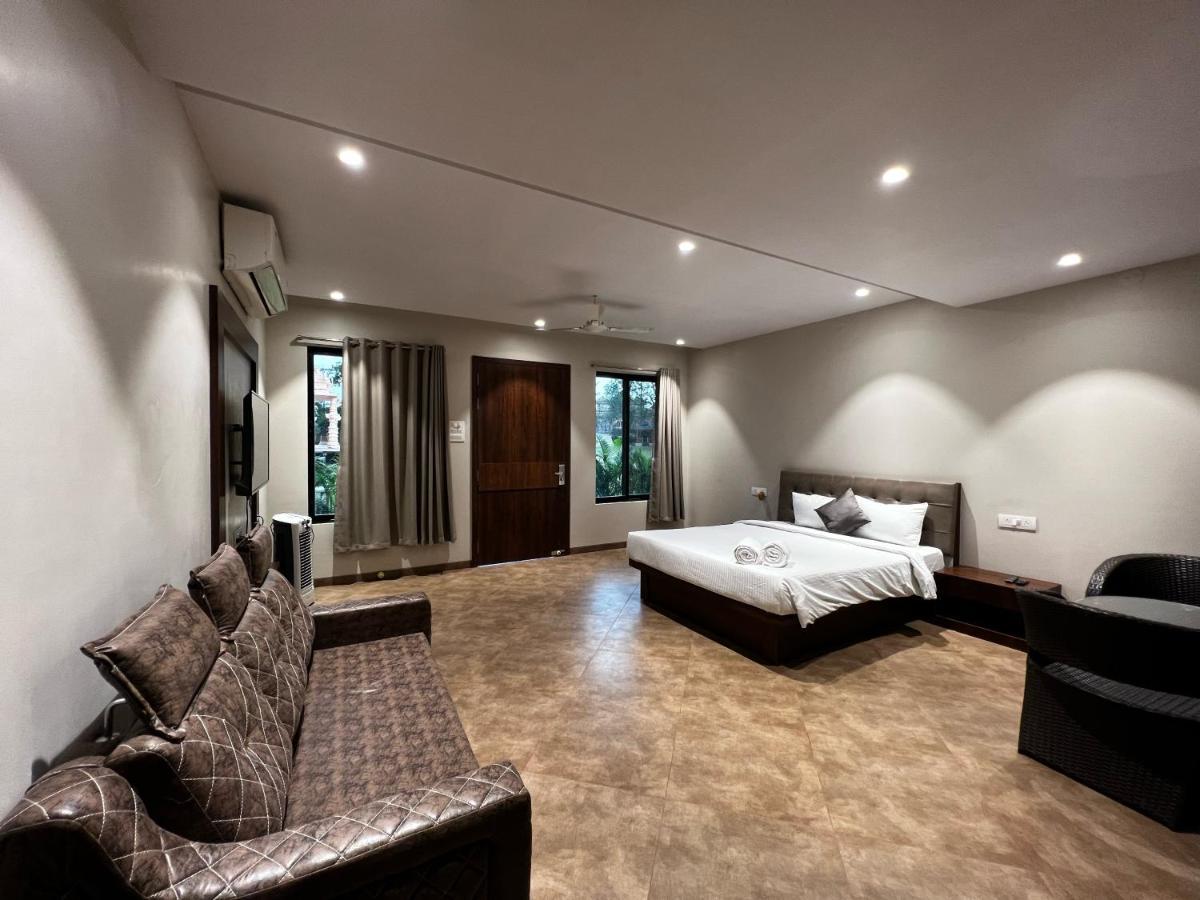 Paramount Riverfront Resort & Spa, Карджат Екстериор снимка