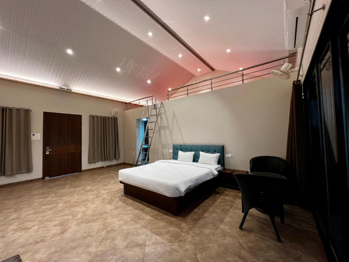 Paramount Riverfront Resort & Spa, Карджат Екстериор снимка