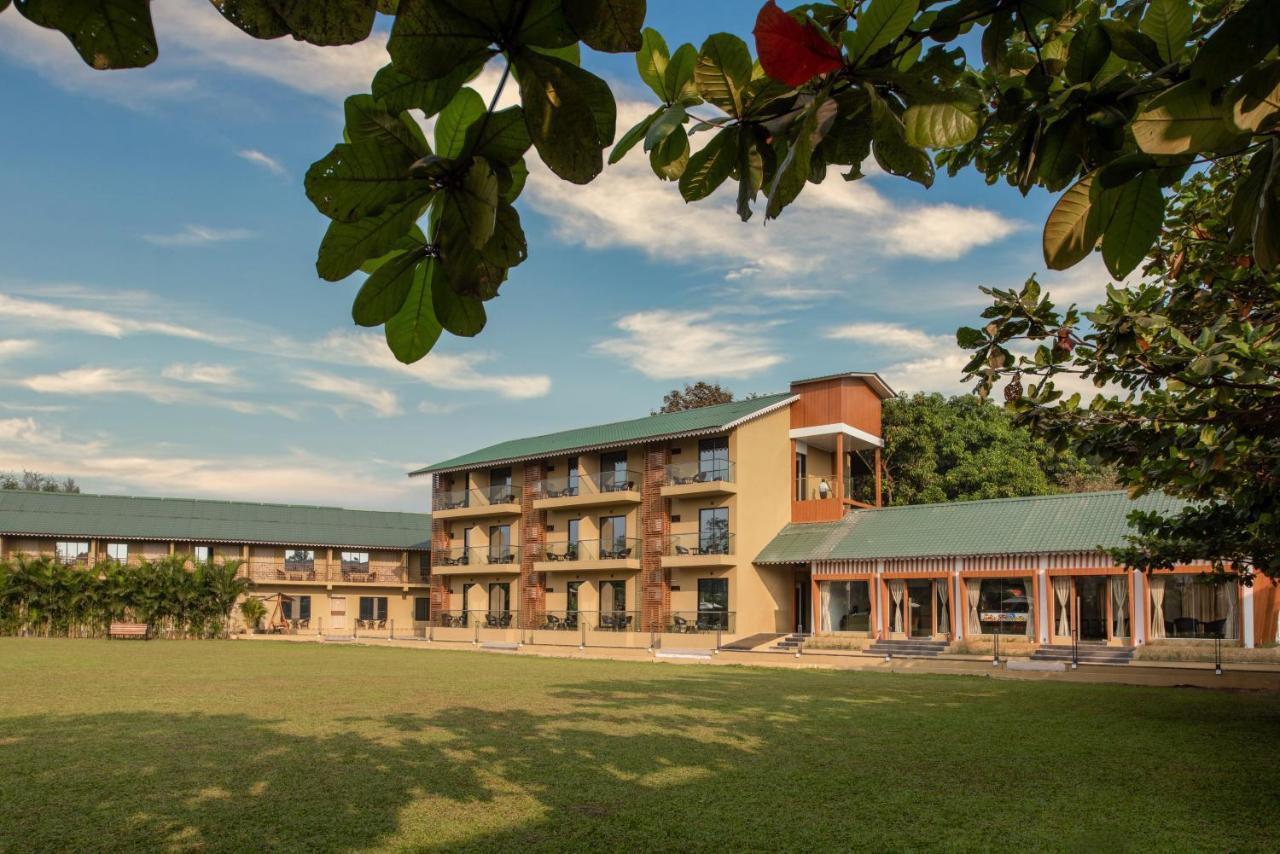 Paramount Riverfront Resort & Spa, Карджат Екстериор снимка