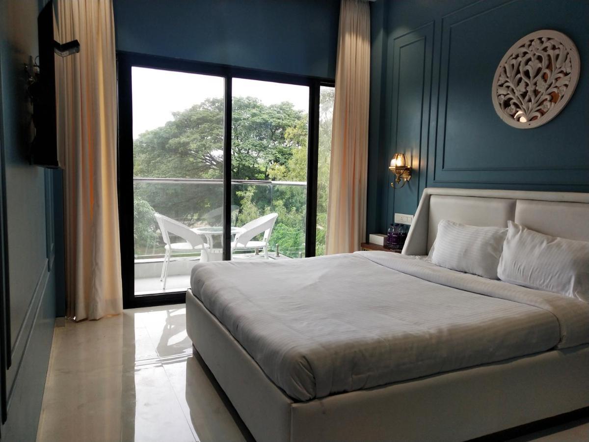 Paramount Riverfront Resort & Spa, Карджат Екстериор снимка