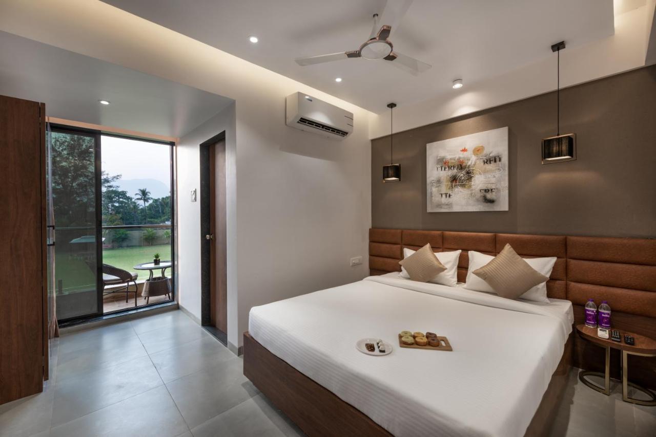 Paramount Riverfront Resort & Spa, Карджат Екстериор снимка